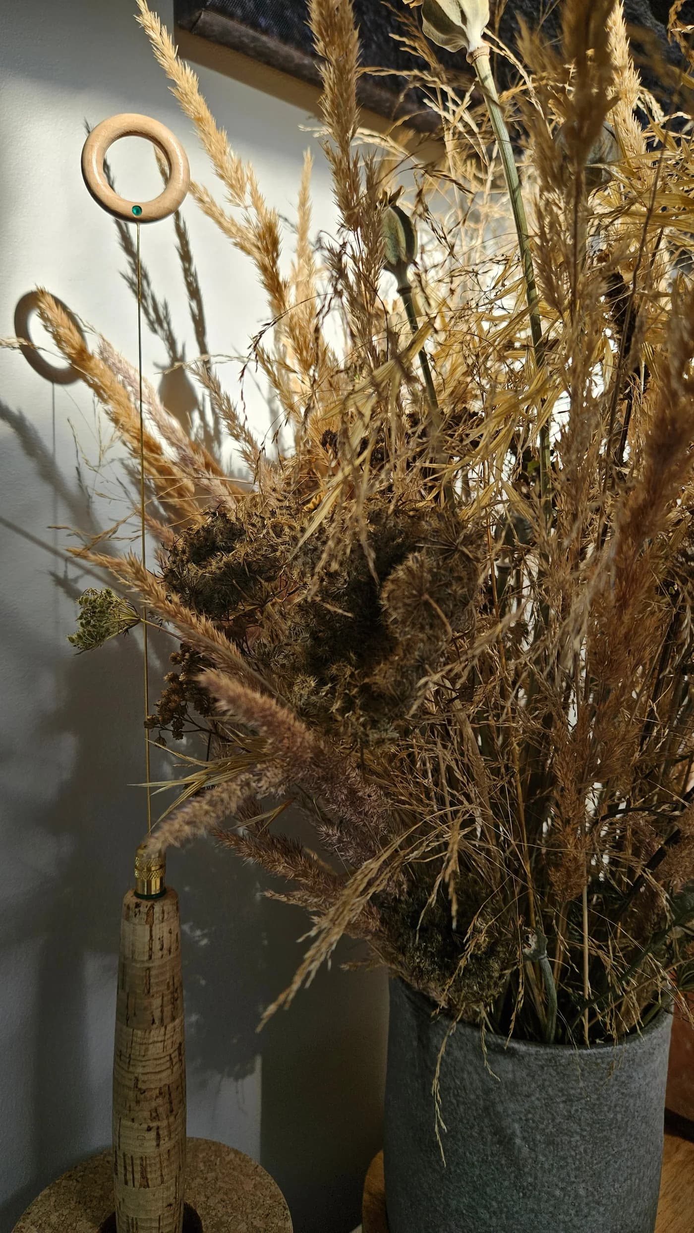 Biotensor tussen een boeket droogbloemen