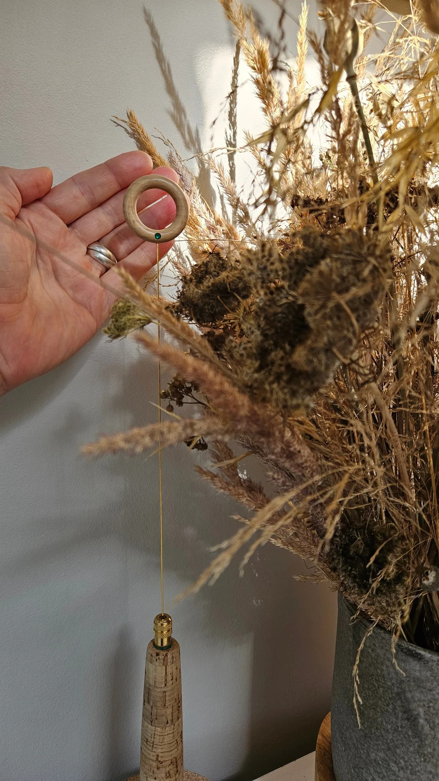 Hand die de houten ring van een biotensor vasthoudt