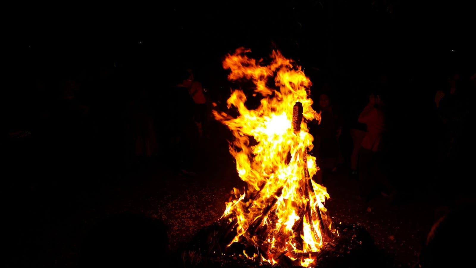 Een laaiend kampvuur in de avond