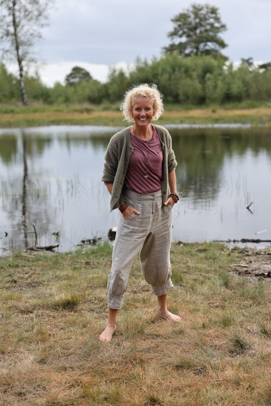 Simone Nieuwhuis in de natuur bij het water
