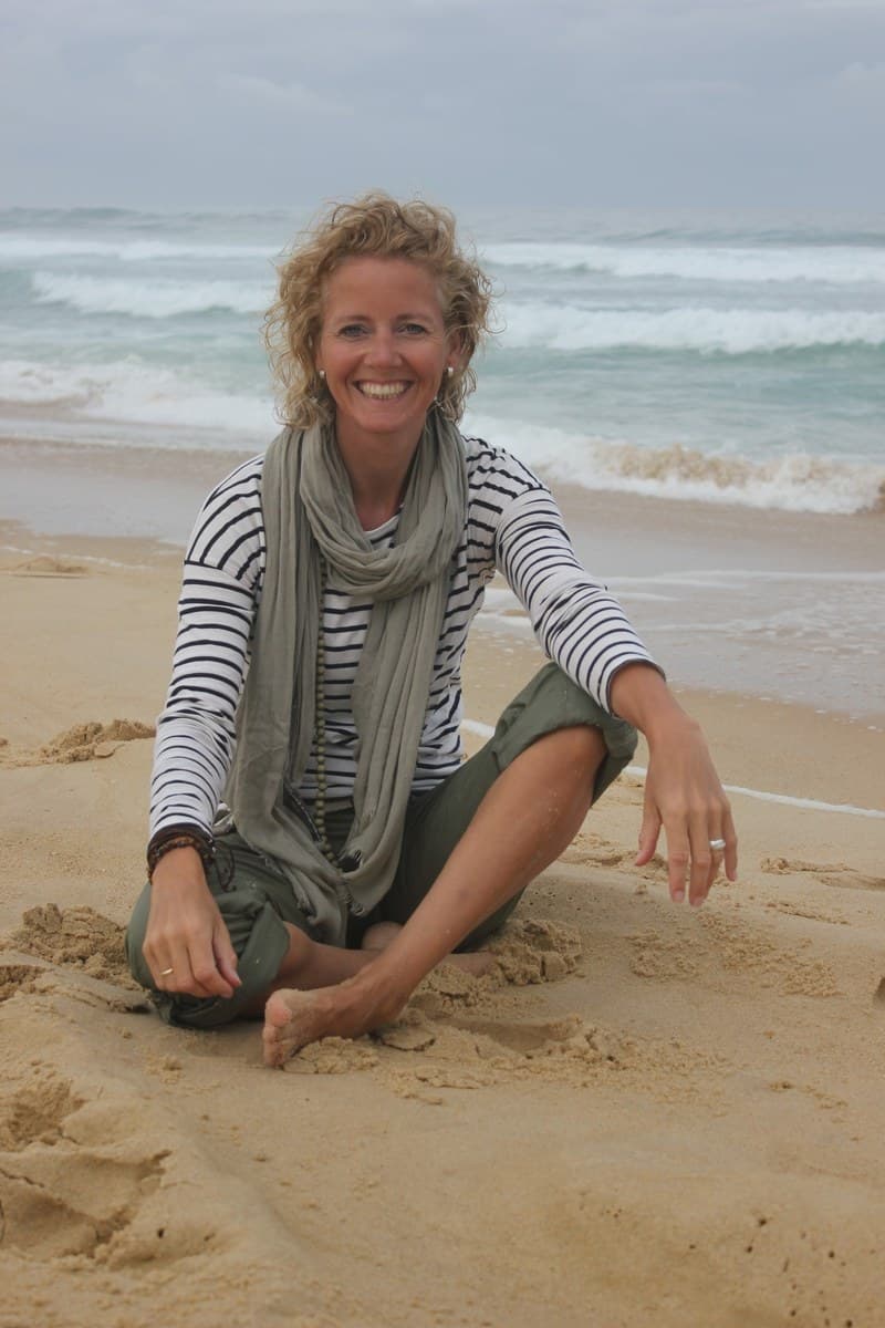 Simone Nieuwhuis - zittend op het strand